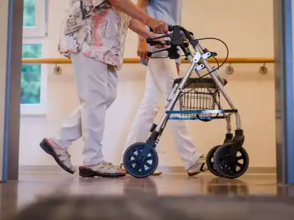 Das Statistische Bundesamt erwartet, dass der Bedarf an Pflegekr&auml;ften bis 2049 auf insgesamt 2,15 Millionen ansteigt.