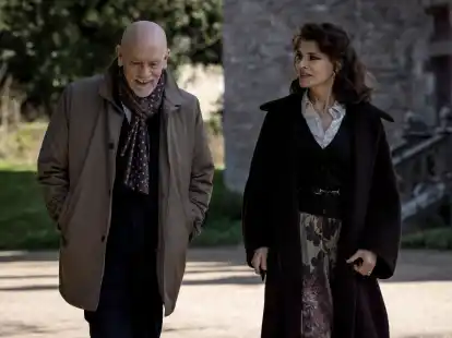 John Malkovich als Andrew Blake und Fanny Ardant als Nathalie Beauvillier sind die Stars des Films &bdquo;Monsieur Blake zu Diensten&ldquo;.