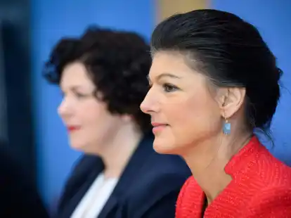 Die BSW-Vorsitzenden Sahra Wagenknecht (r) und Amira Mohamed Ali (l). Der Partei wird zugetraut, bei den drei Landtagswahlen in diesem Jahr in die Parlamente einzuziehen.