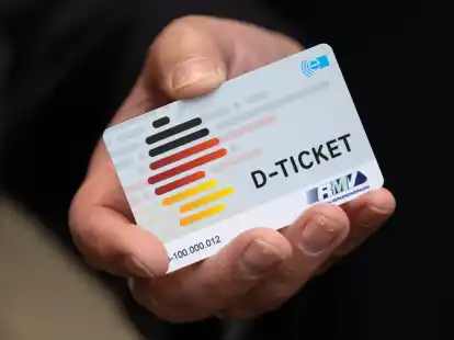 Ein &bdquo;D-Ticket&ldquo; im Chipkartenformat: Das preiswerte Ticket f&uuml;r den Nahverkehr ist auch bei den Niedersachsen stark gefragt.