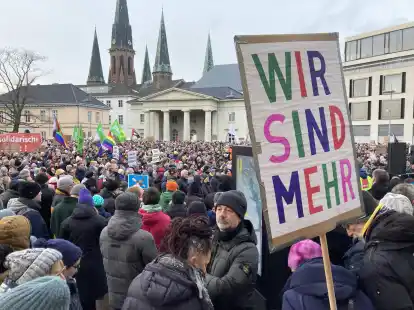 Tausende Menschen in Oldenburg haben ein Zeichen gegen Rechtsextremismus gesetzt.