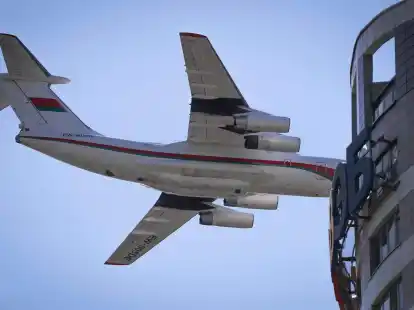 Ein Modell des schweren Transportflugzeugs Iljuschin Il-76 (Archivbild).