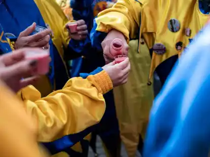 Prost! Wer beim Trinken zwischendurch immer mal wieder ein Glas Wasser einlegt, wird sich am Tag nach dem Karnevalsauftakt wahrscheinlich besser f&uuml;hlen.