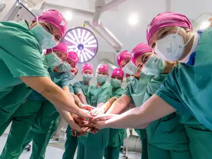 Prof. Dr. med Katja Schlosser (l.) mit Kolleginnen im OP-Saal.