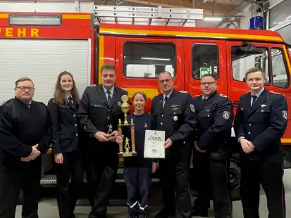 Lena Manning (Mitte) erhielt f&uuml;r die beste Dienstbeteiligung Urkunde und Pokal vom Betreuerteam (von links): Mike Tjarks, Marie Alexander Wolken, Didi Emken (stellvertretender Jugendwart), Ingo Carstens (Jugendwart), Benjamin Watermann und Jannik de Vries.