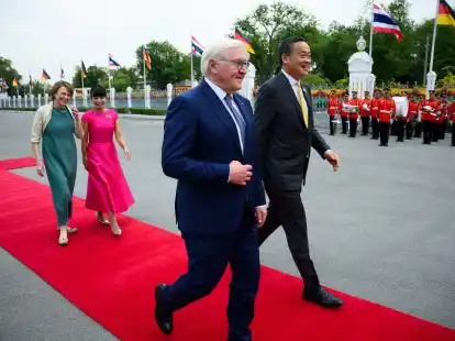 Bundespr&auml;sident Frank-Walter Steinmeier und seine Frau Elke B&uuml;denbender (l) werden von Thailands Premierminister Srettha Thavisin und dessen Frau Pakpilai Thavisin am Government House in Bangkok begr&uuml;&szlig;t.
