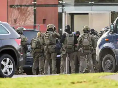 Das SEK bespricht sich bei der Vorbereitung zum Zugriff in Montabaur.