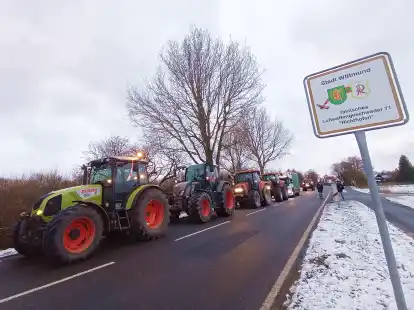 Eine Treckerkolonne in Wittmund: Für Freitag hat das Landvolk Niedersachsen neue Bauernproteste mit einem „Brückentag“ angekündigt. Landmaschinen sollen sich dann gut sichtbar unter anderem auf Überführungen und Autobahnbrücken positionieren. Worauf Autofahrer achten müssen.