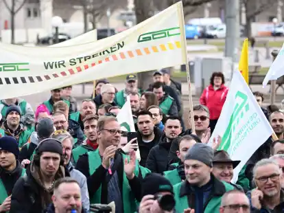 Eine GDL-Kundgebung auf dem Schlo&szlig;platz in Stuttgart.