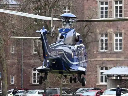 Bei der Razzia gegen die Reichsb&uuml;rger-Szene war die Polizei auch mit einem Hubschrauber im Einsatz (Archivbild).