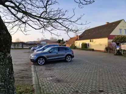 Parkplatz, leerstehendes Caf&eacute; und ehemaliger sozialer Briefkasten: auf dieser Fl&auml;che an der Stra&szlig;e &bdquo;Gr&uuml;ner Hof&ldquo; mitten in Friesoythe sollen sechs neue Mietsh&auml;user entstehen. 