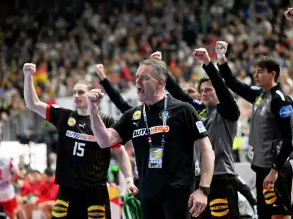 Jubel bei Bundestrainer Alfred Gislason und den Spielern der deutschen Handball-Nationalmannschaft: Bei der Heim-EM steht der Gastgeber im Halbfinale und trifft dort an diesem Freitagabend auf den favorisierten Weltmeister Dänemark.