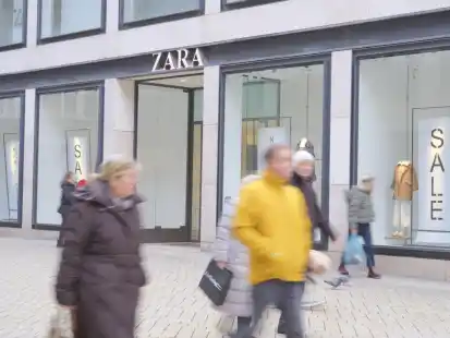 Markanter Auftritt von Zara in der Innenstadt: der Eingang mit den Schaufenstern an der Langen Straße.