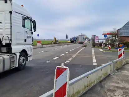 Das war anders angek&uuml;ndigt: Eine Baustellenampel regelt den Verkehr an der B 211 bei Barghorn. Lange bleibt sie aber nicht mehr stehen.