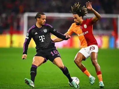 Bayerns Leroy Sane (l) und Galatasarays Sacha Boey k&auml;mpfen um den Ball.