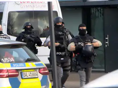 Spezialeinsatzkr&auml;fte der Polizei sind an der Schule in  St. Leon-Rot im&nbsp;Einsatz.