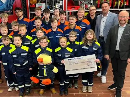 Vorstand Peter Beck (rechts) und der Abbehauser Bankleiter Frerk Duhm (2. von rechts) &uuml;berreichten den symbolischen Spendenscheck.