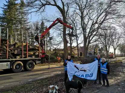 Im Februar 2023 protestieren Mitglieder der Nabu-Ortsgruppe auf der Neuscharreler Stra&szlig;e (K147) zwischen Gehlenberg und Neuscharrel gegen Rodungen. 