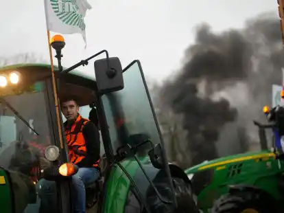Franz&ouml;ische Landwirte blockieren einen Kreisverkehr.