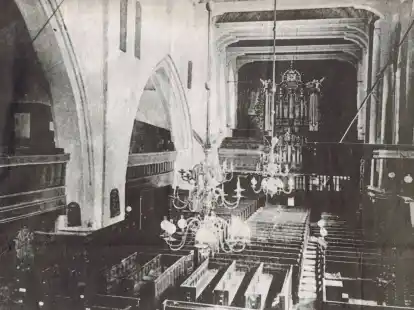 Hier predigte Pastor Immer vor seiner Gemeinde gegen die Gefahr durch die Nationalsozialisten: Blick vom Altar in das Kirchenschiff der Gasthauskirche.