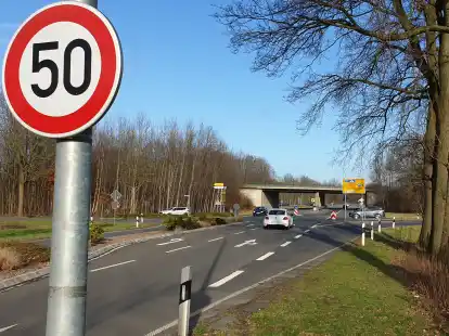 Ortsausgang Bether Stra&szlig;e in Cloppenburg: Dort wurden die Schutzplanken beidseits der Br&uuml;ckenpfeiler der Ortsumgehung zur&uuml;ckgebaut und teilweise entfernt. Zudem ist dort nur noch Tempo 50 erlaubt. 