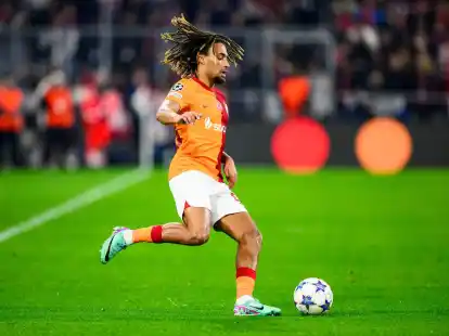 Der Franzose Sacha Boey hat beim FC&nbsp;Bayern bis zum Sommer 2028 unterschrieben.