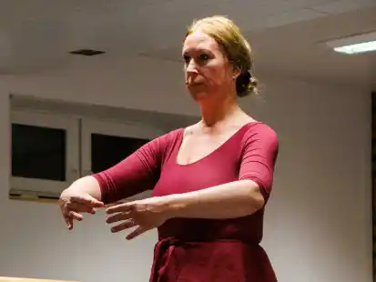 Seit einem Jahr tanzt die 47-jährige Birgit Eden-Janssen in der Emder Ballet Factory von Katharina Riebschläger.