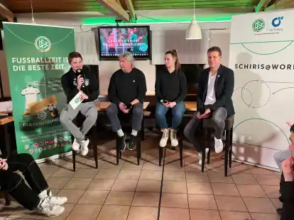 Bundesliga-Rekordschiedsrichter Felix Brych (r) bei einer Presserunde zum &laquo;Jahr der Schiris&raquo; in M&uuml;nchen.