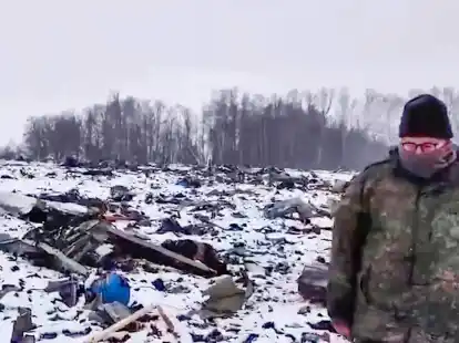 Ist die milit&auml;rische Transportmaschine Il-76 mit 65 Kriegsgefangenen wirklich abgeschossen worden? Nun gibt es Bilder aus Russland, die Wrackteile zeigen sollen.