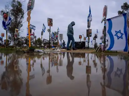 Israelis besuchen den Ort, an dem am 7. Oktober 2023 bei einem Angriff von Hamas-K&auml;mpfern auf das Nova-Musikfestival Feiernde get&ouml;tet und entf&uuml;hrt wurden.