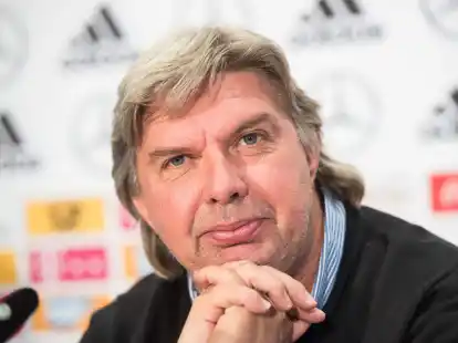 DFB-Vizepr&auml;sident Ronny Zimmermann sitzt bei einer Pressekonferenz auf dem Podium.