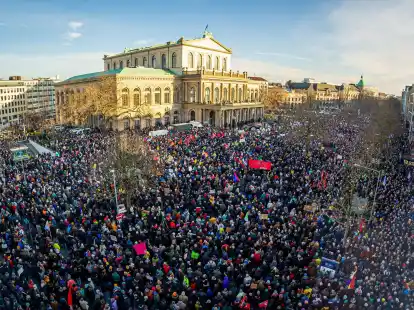 Zahlreiche Menschen nehmen an einer Demonstration gegen Rechtsextremismus in Hannover teil. Aber wie viele eigentlich genau?