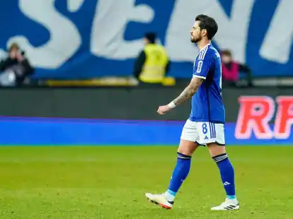 Schalkes Danny Latza verl&auml;sst nach Spielende entt&auml;uscht das Spielfeld.