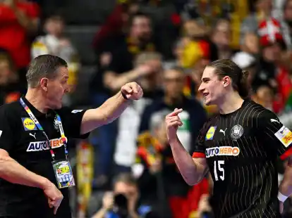 Bundestrainer Alfred Gislason (l) und Juri Knorr sprechen w&auml;hrend eines Spiels miteinander.