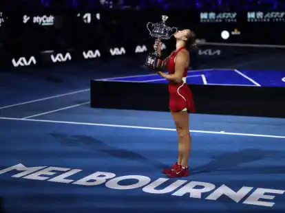 Aryna Sabalenka k&uuml;sst nach ihrem Sieg den Pokal.