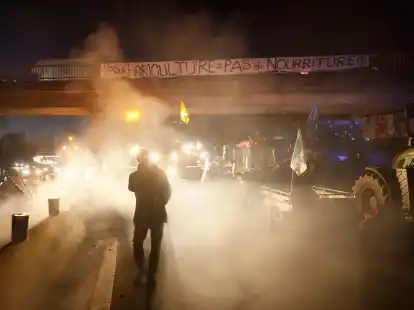 Frankreichs Regierung hat den Landwirten angesichts sich ausweitender Proteste weitreichende Hilfszusagen gemacht.