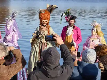 Verkleidete Karnevalfans haben viele neugierige Zuschauer an der Binnenalster in&nbsp;Hamburg.
