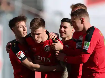 Der Torsch&uuml;tze zum Wiesbadener 1:0, Franko Kovacevic (2.v.l.), jubelt mit seinen Mitspielern.