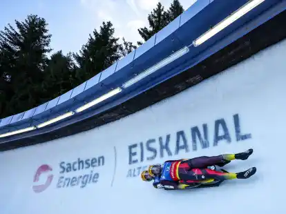 Die Rodler Tobias Wendl und Tobias Arlt fahren die Bahn hinab.
