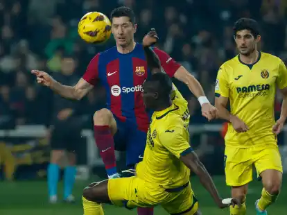 Robert Lewandowski (M) und der FC Barcelona m&uuml;ssen den n&auml;chsten R&uuml;ckschlag hinnehmen.