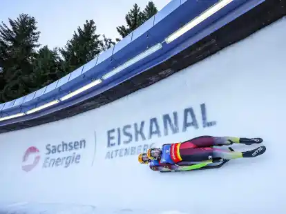 Die Rodler Moritz J&auml;ger und Valentin Steudte aus Deutschland fahren die Bahn hinab.