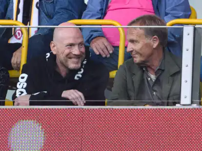 Berater Matthias Sammer (l) und Gesch&auml;ftsf&uuml;hrer Hans-Joachim Watzke verfolgen ein Spiel von der Trib&uuml;ne aus.