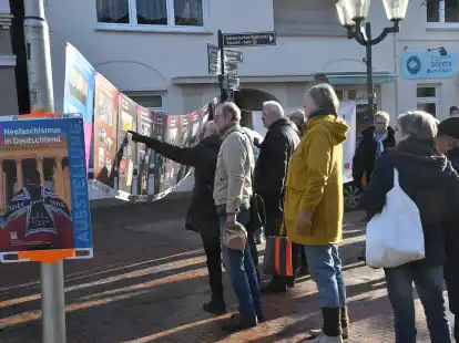 In Gedenken an die Opfer des Nationalsozialismus: Am Samstag erinnerte eine Installation auf dem Marktplatz in Wildeshausen an die Menschengruppen, die ermordet wurden.