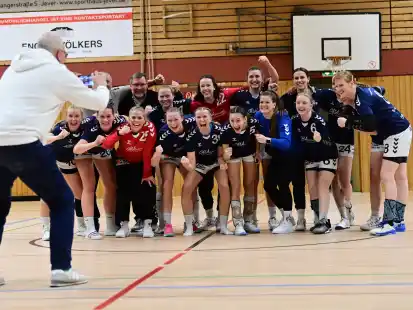 Jubel nach dem verdienten Sieg über den TvdH Oldenburg bei den Landesliga-Handballerinnen der HG Jever/Schortens.