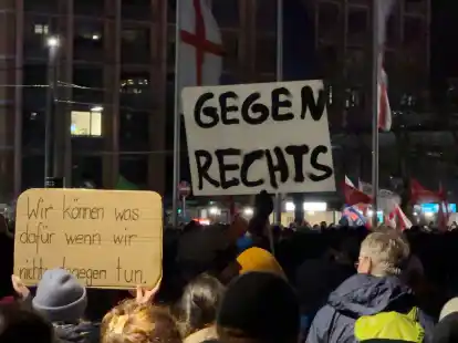 Nach Bekanntwerden des Treffens extremer Rechter in&nbsp;Potsdam gehen deutschlandweit Menschen auf die Stra&szlig;e - in Potsdam wollen auch die Beh&ouml;rden aktiv werden.