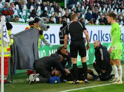 Linienrichter Thorben Siewer wurde von einem Ball schwer am Kopf getroffen.