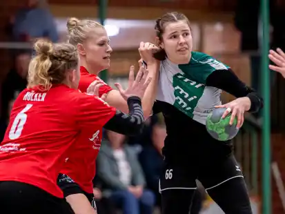 Kaum ein Durchkommen: Die Handballerinnen des TV Neerstedt um Anna Rippe (am Ball) verloren gegen die HSG Hude/Falkenburg.