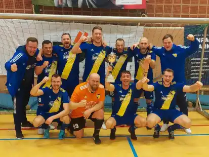 Ausgelassen feierten die Fußballer der SV Gödens den Gewinn des Kreisklassenturniers beim Klinker-Cup 2024