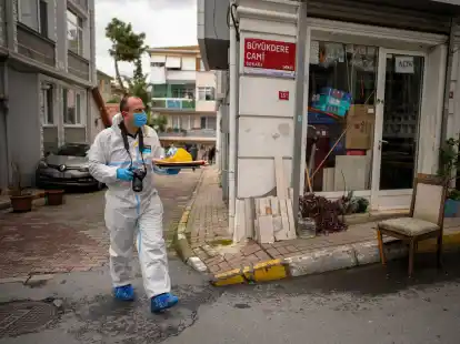 Ein Beamter der t&uuml;rkischen Polizei arbeitet in der N&auml;he der Santa-Maria-Kirche. Zwei Maskierte hatten die Kirche angegriffen und einen Menschen get&ouml;tet.