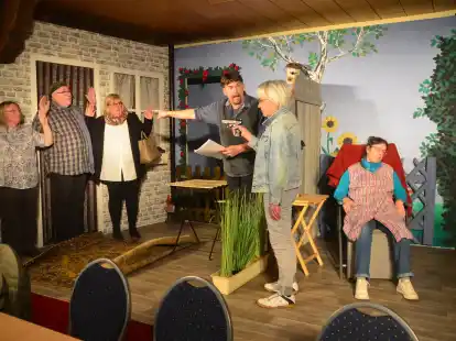 Endspurt bei den Proben des neuen St&uuml;cks der Brook- un Lechetersietspeeler: Die Anspannung bei den Schauspielern (v.l.) Gudrun Gr&auml;fing, Uwe D&auml;nekas, Sandra Wegener, Arne Lorenz, Helene Harant und Monika Scharf steigt. Am 17. Februar ist in der Altenescher Heimatstube Premiere.